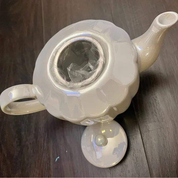 Shell Opal Cream Teapot - Picture 7 of 10